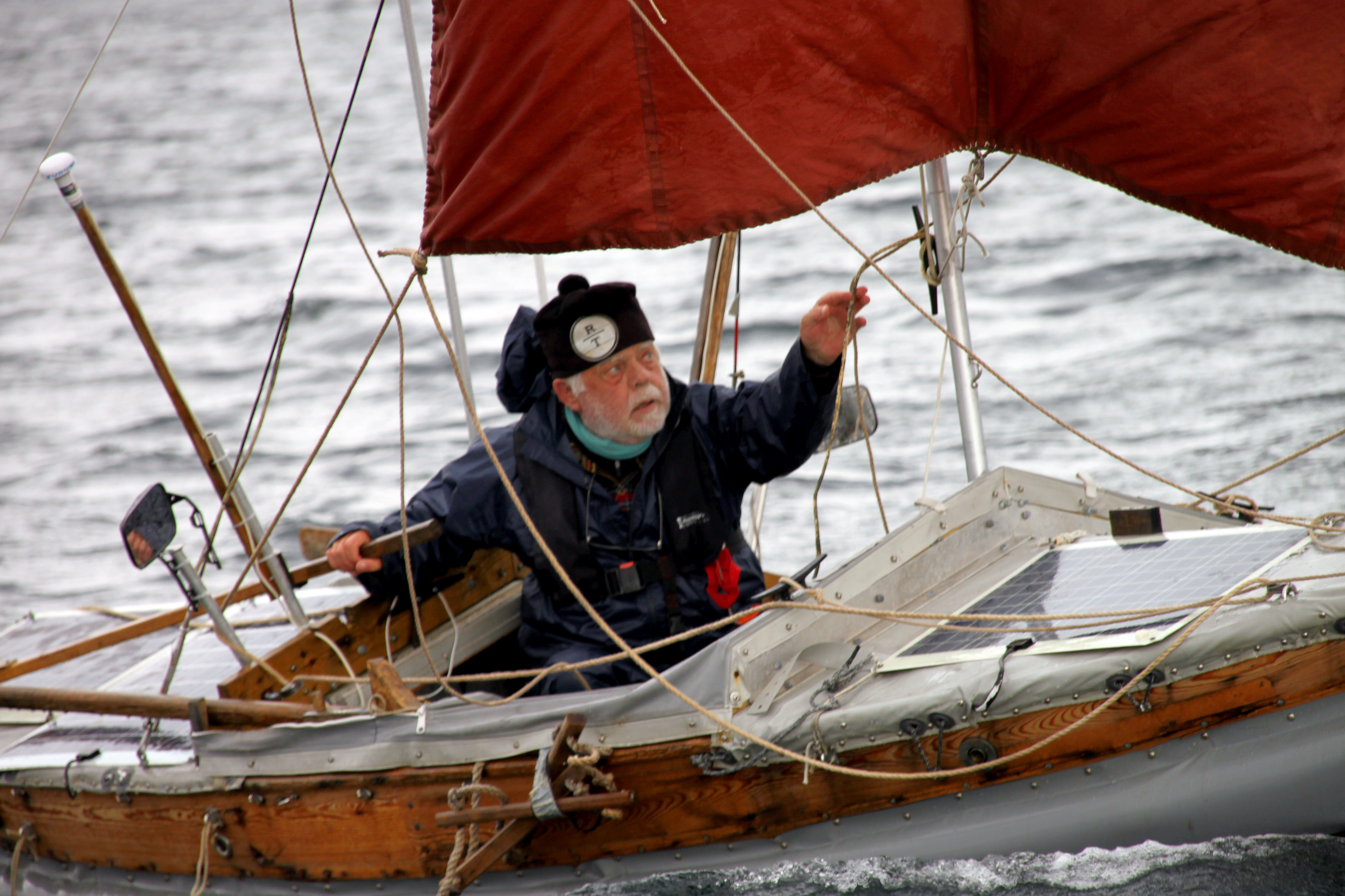 Ragnar Thorseth under seglas med fjæringen "Brattholm Havila"
