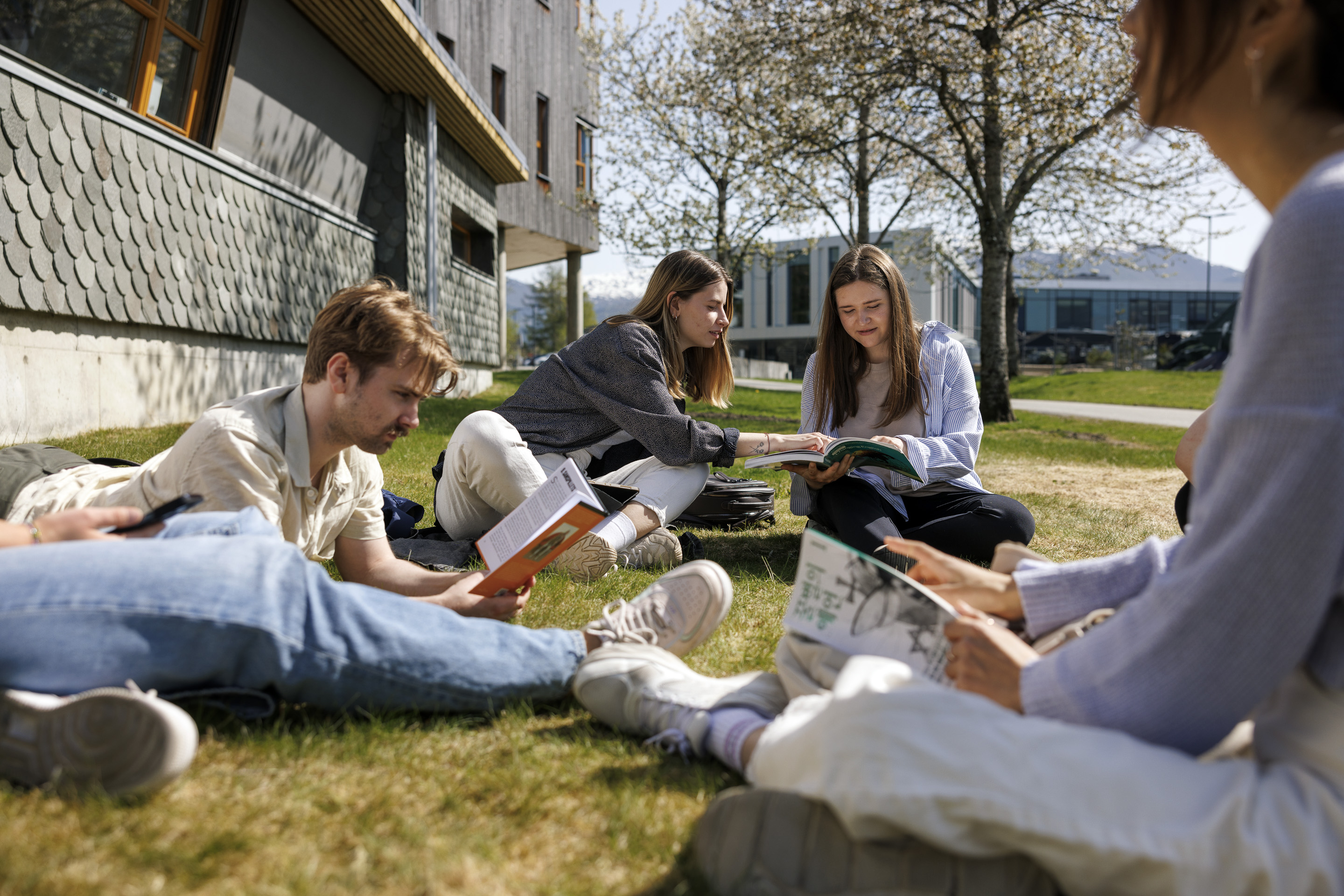 Studentar nyt sola på campus i Volda.