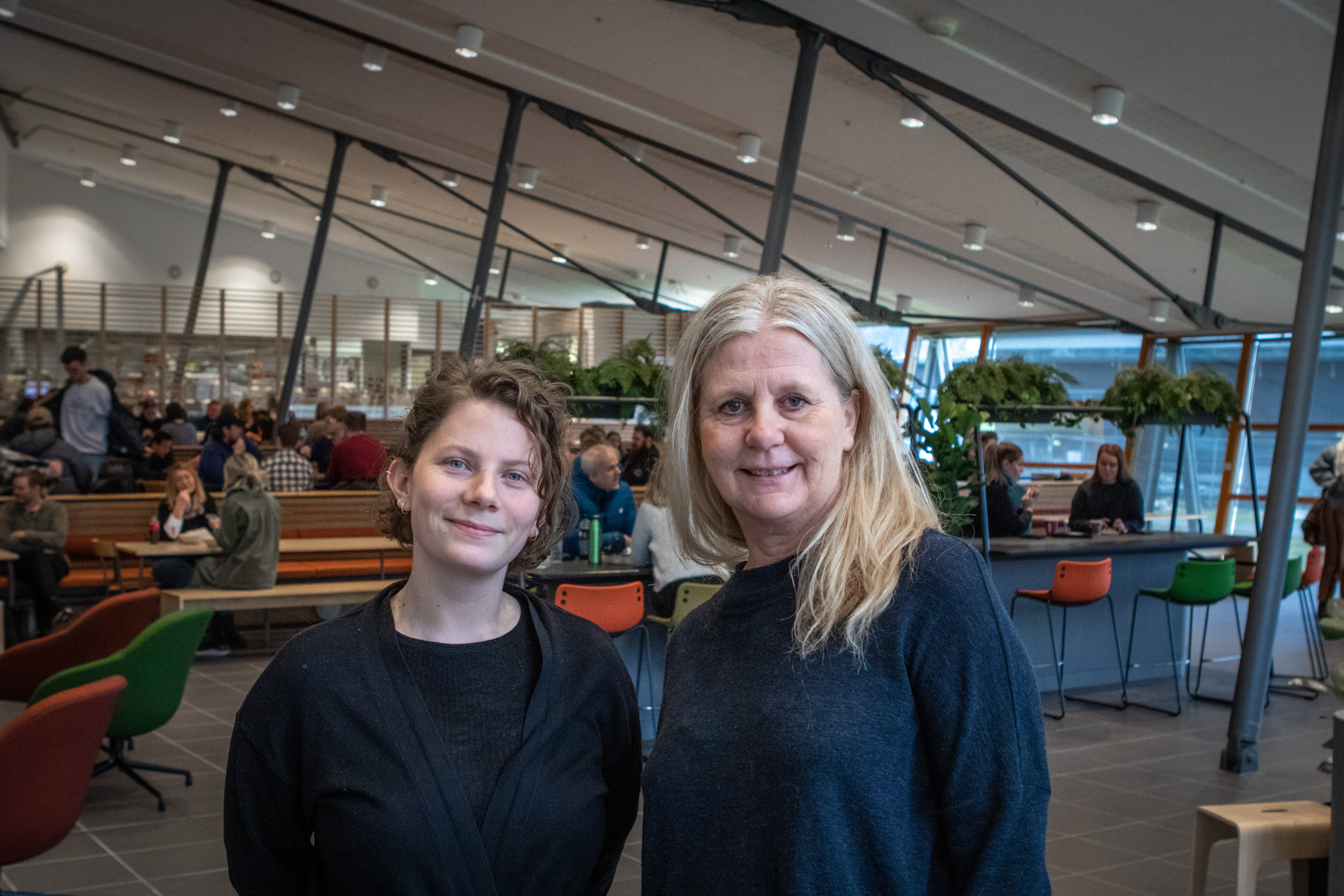 Høgskulelektorane Betina Haug Olson og Ellen Synnøve Aarseth seier at den nye barnevernsmasteren er open for alle med relevant høgskuleutdanning, og som vil oppnå kravet om mastergrad.