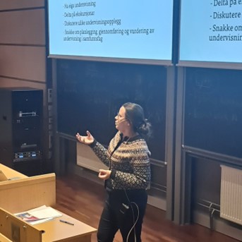 Linda Njåstad Øyehaug deler erfaringar frå arbeid i delt stilling på LU-seminar. Foto: HVO.