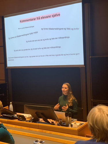 Natalie Birkhol frå Ulstein ungdomsskule fortalde om korleis ein kan arbeide med karakterfri undervegsvurdering i lys av fagfornyinga på LU-seminaret. 