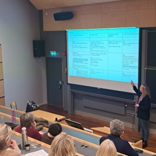 Kristine Nesbakk frå Velle skule fortalde om korleis ein kan bruke klassekort som system for samarbeid rundt organisering og planlegging av opplæring på LU-seminaret. 