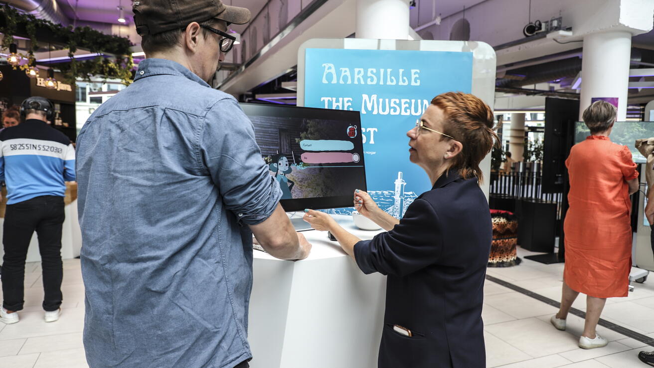 Person showing his project on a screen