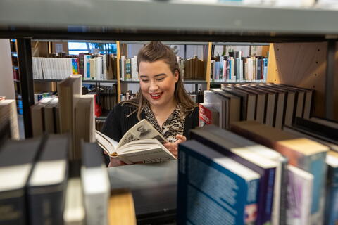 Student på biblioteket