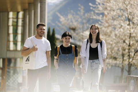 Glade studenter på Campus