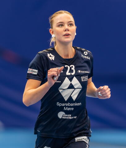 Nærbilde av kvinnelig håndballspiller Dana Björg Gudmundsdottir.