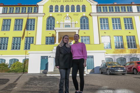 Dorthea Nygård Heen (f.v.) og Guro Opsahl utenfor det ærverdige Henrik Kaarstad-huset som blant annet huser lærerstudentene.
