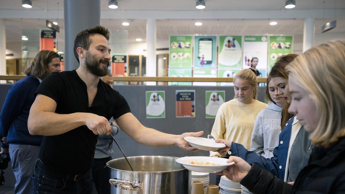 Studentar får servert gratis frukost
