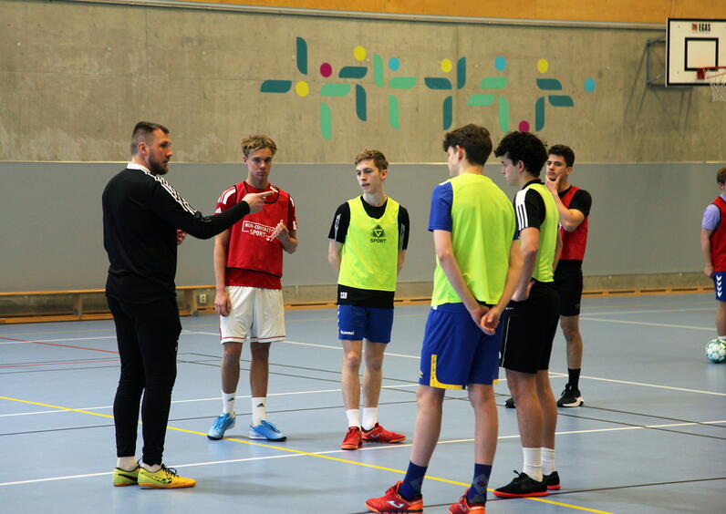 Alexander Hovdevik studerer PPU og er aktiv fotballspiller