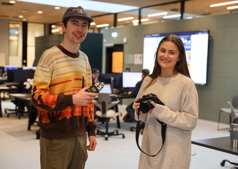 Phillip and Christine enjoy the practical nature of the journalism programme at Volda University College (VUC). Photo: VUC / Steinarr Sommerset. 