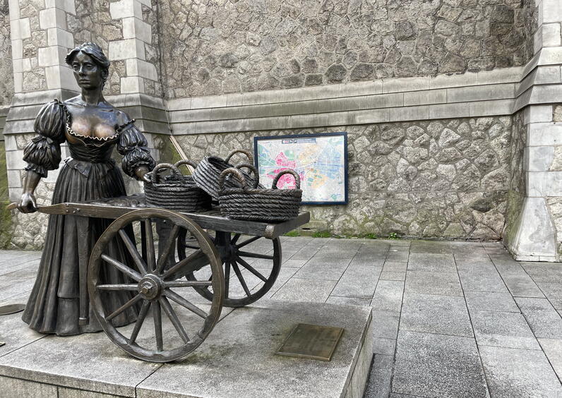 Molly Malone statue