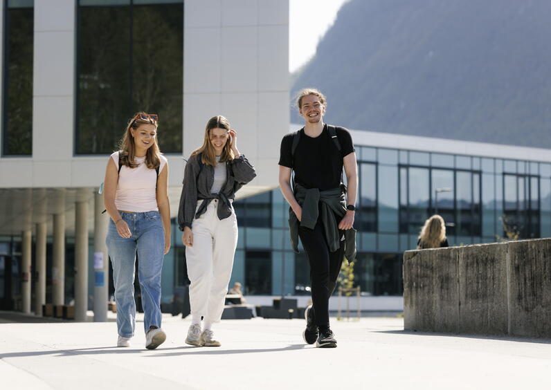 Studenter som går på campus