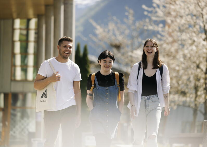 Tre studenter går ute